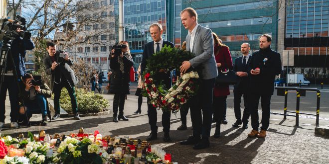 Donald Tusk a Miroslav Beblavy pri pamätniku